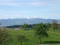 Blick in die Schweiz. Im Hintergrund der 2.502 m hohe Säntis.